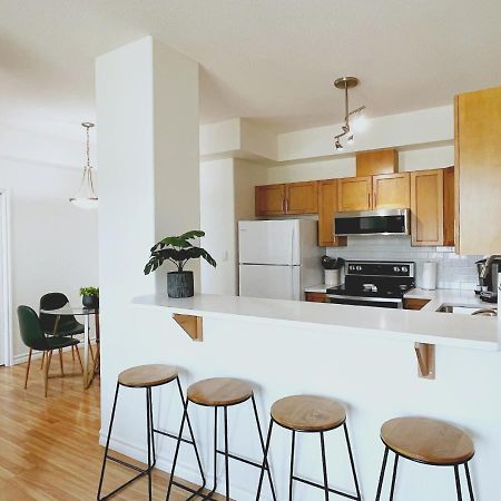 Downtown Waterfront Kelowna Oasis Newly Renovated 2Bed 2Bath Apartment Екстериор снимка
