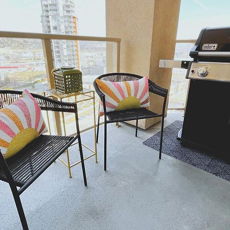Downtown Waterfront Kelowna Oasis Newly Renovated 2Bed 2Bath Apartment Екстериор снимка