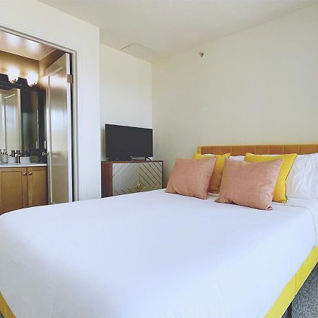 Downtown Waterfront Kelowna Oasis Newly Renovated 2Bed 2Bath Apartment Екстериор снимка