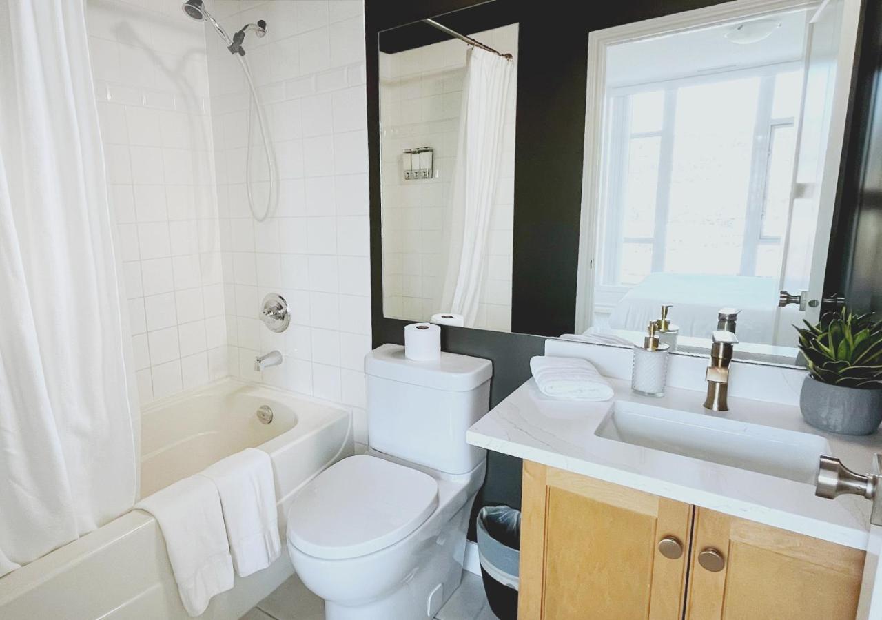 Downtown Waterfront Kelowna Oasis Newly Renovated 2Bed 2Bath Apartment Екстериор снимка