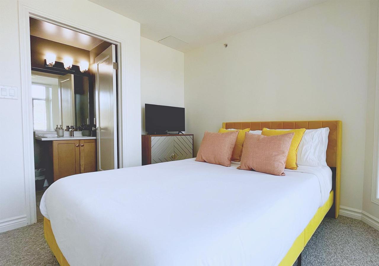 Downtown Waterfront Kelowna Oasis Newly Renovated 2Bed 2Bath Apartment Екстериор снимка