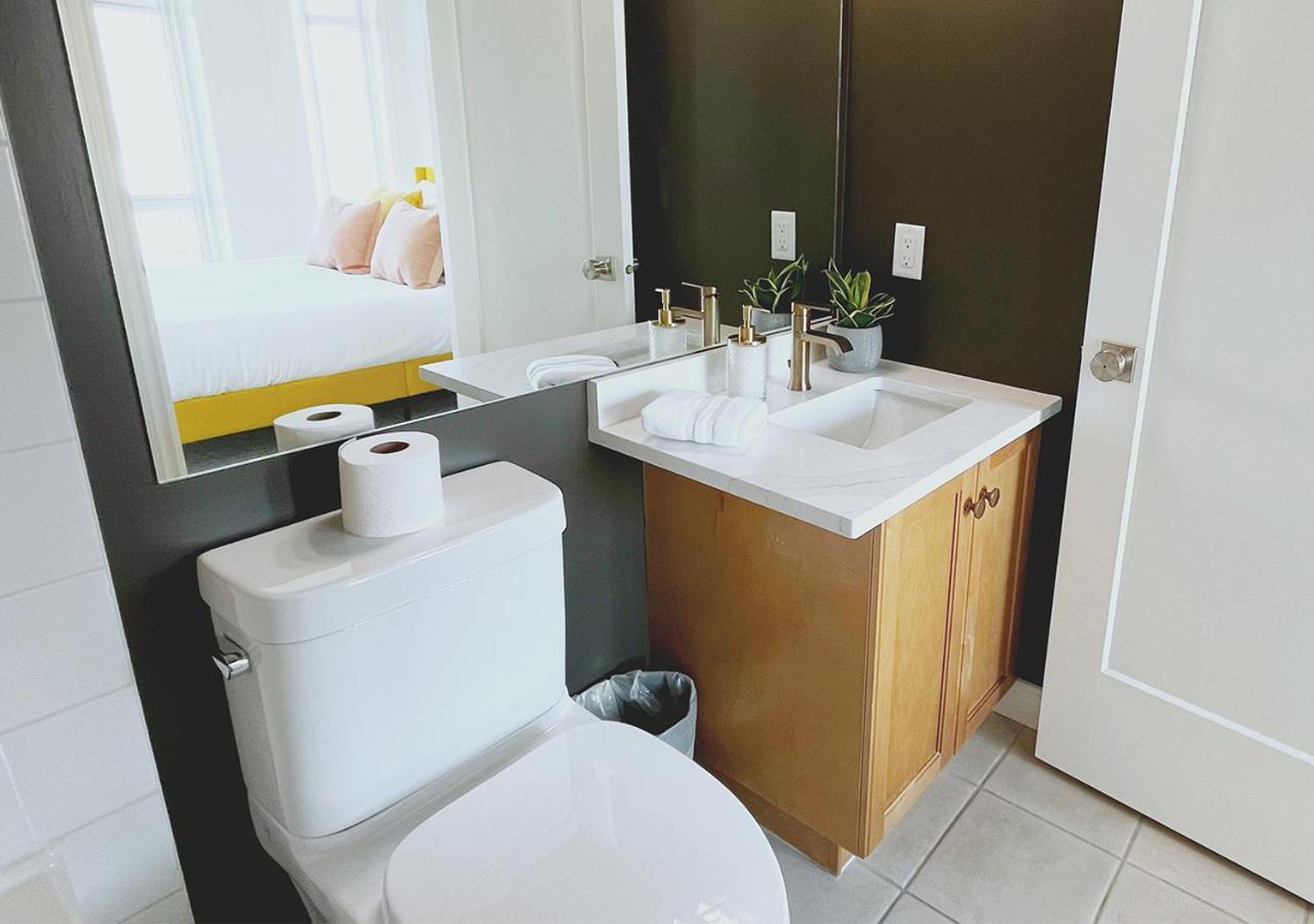 Downtown Waterfront Kelowna Oasis Newly Renovated 2Bed 2Bath Apartment Екстериор снимка