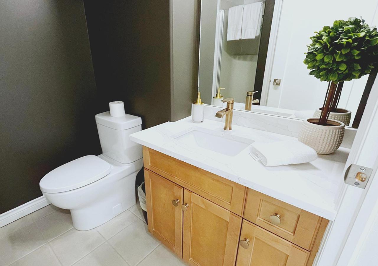 Downtown Waterfront Kelowna Oasis Newly Renovated 2Bed 2Bath Apartment Екстериор снимка